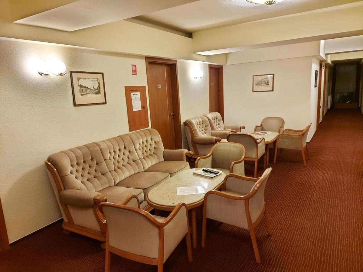 Csipke Hotel Kiskunhalas Ngoại thất bức ảnh