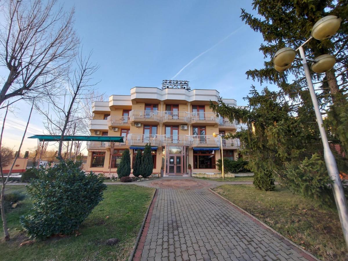 Csipke Hotel Kiskunhalas Ngoại thất bức ảnh