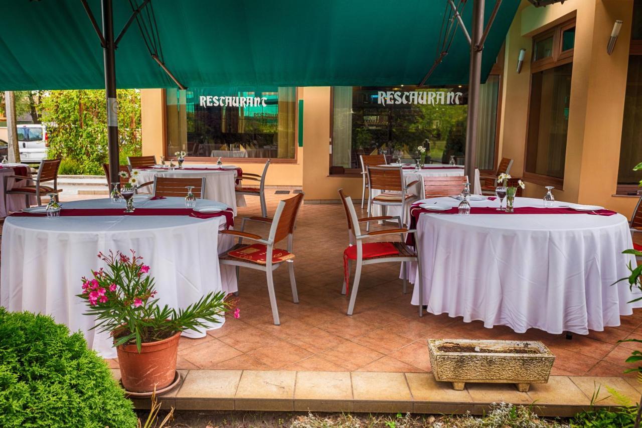 Csipke Hotel Kiskunhalas Ngoại thất bức ảnh