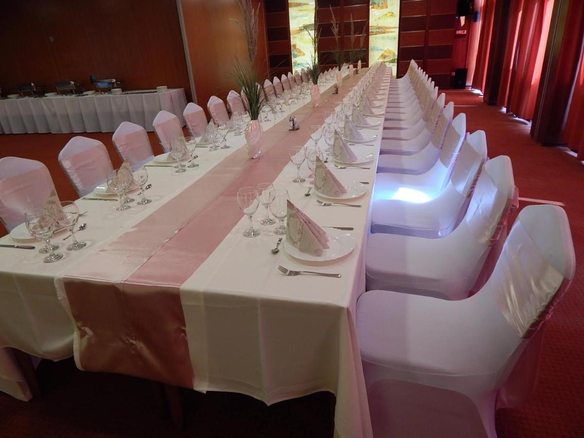 Csipke Hotel Kiskunhalas Ngoại thất bức ảnh