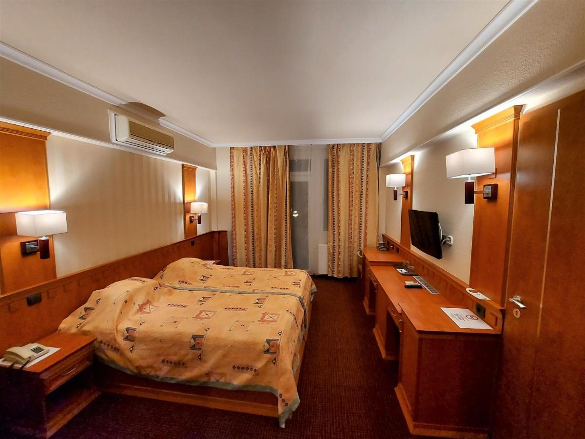 Csipke Hotel Kiskunhalas Ngoại thất bức ảnh
