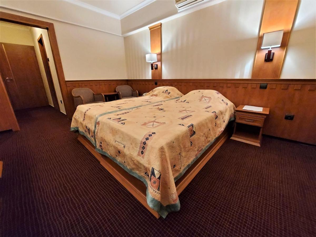 Csipke Hotel Kiskunhalas Ngoại thất bức ảnh