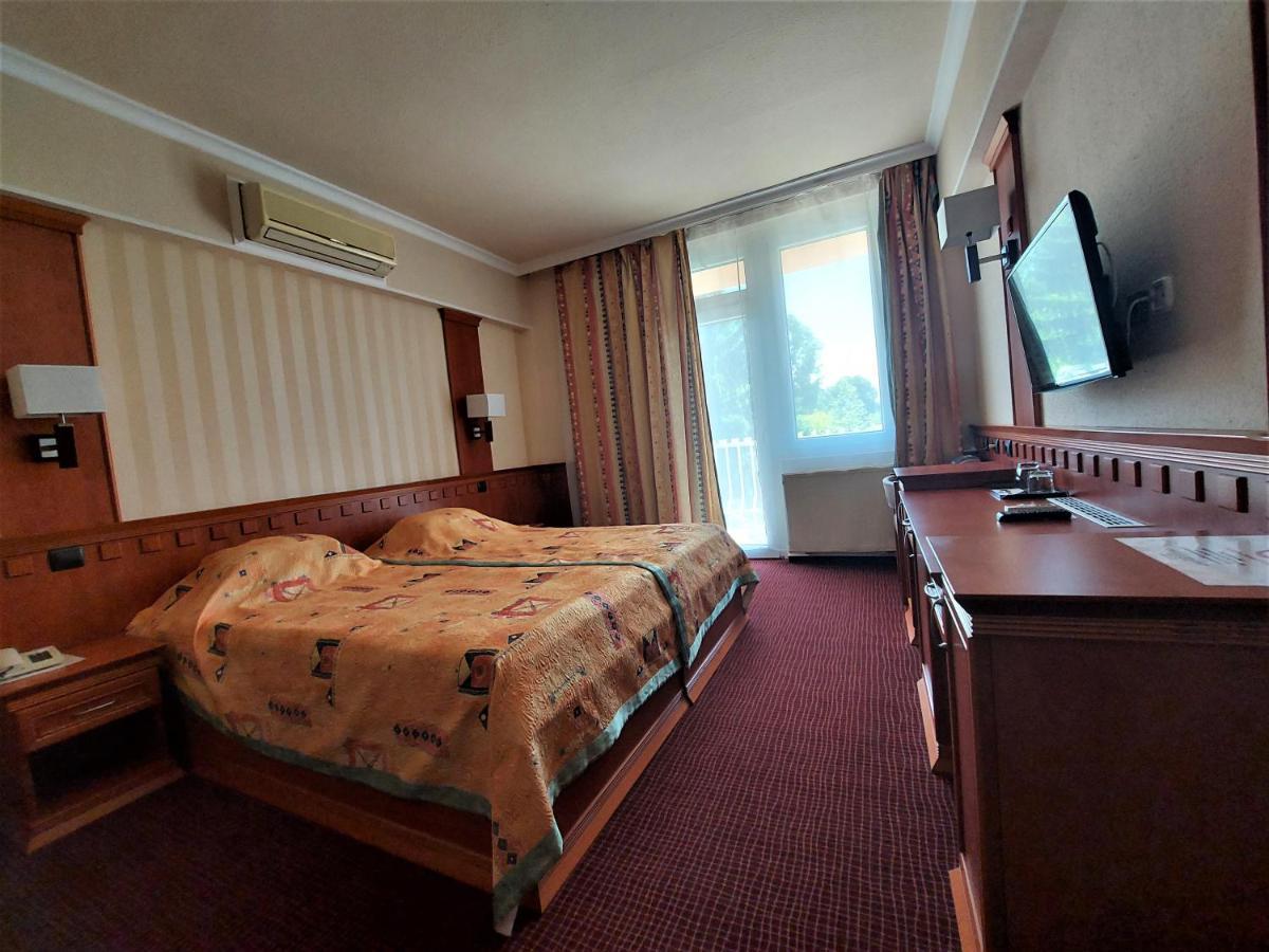 Csipke Hotel Kiskunhalas Ngoại thất bức ảnh