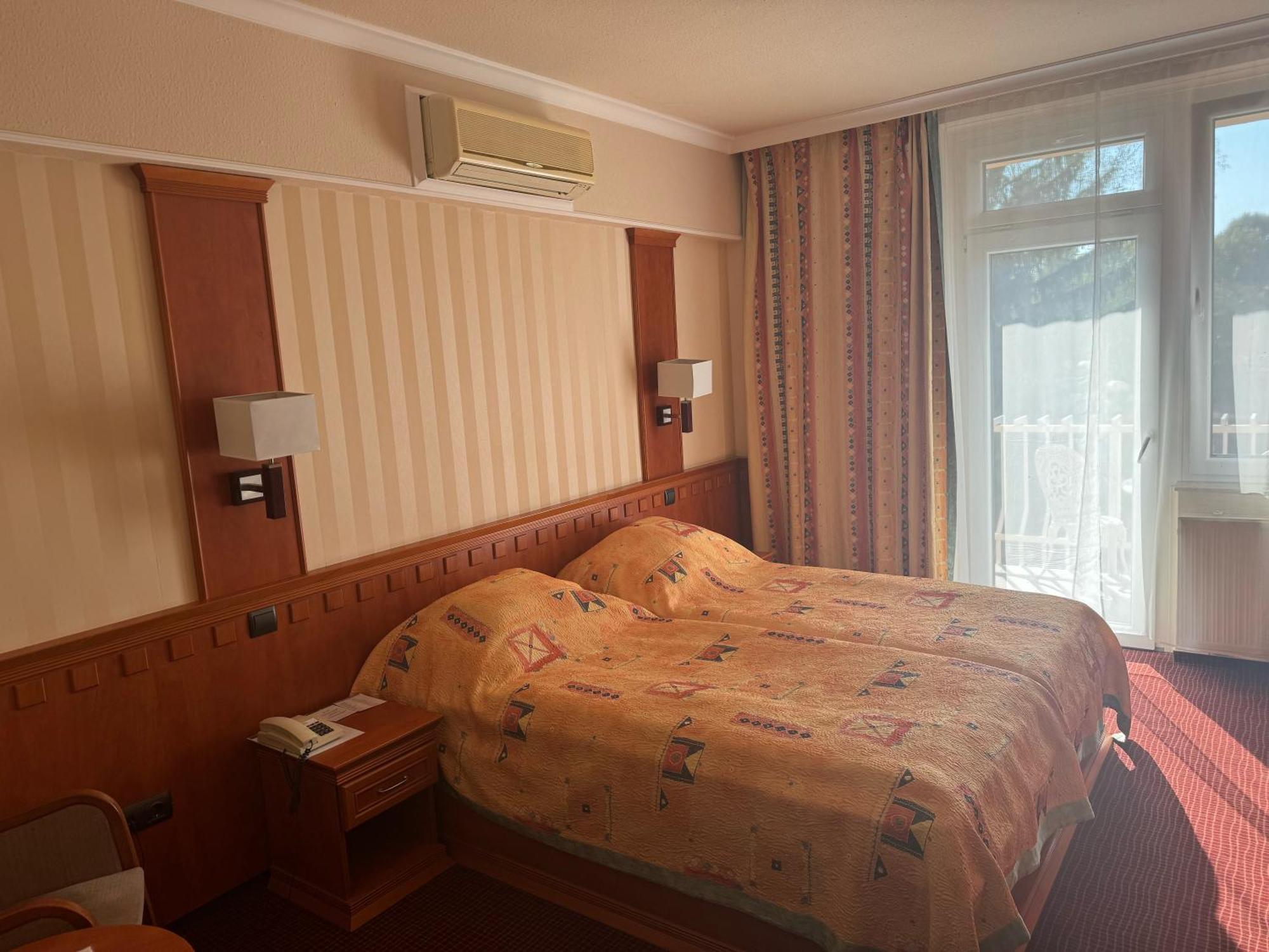 Csipke Hotel Kiskunhalas Ngoại thất bức ảnh