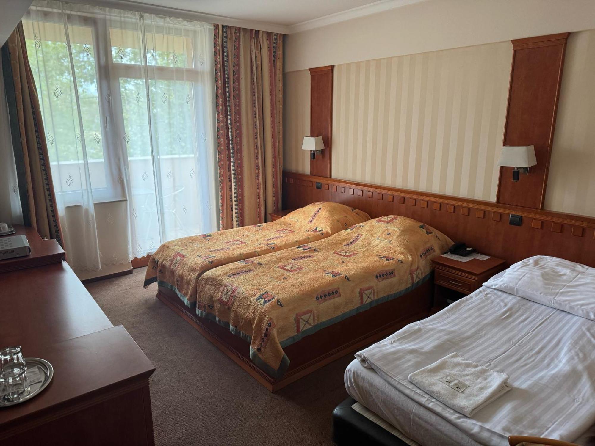 Csipke Hotel Kiskunhalas Ngoại thất bức ảnh