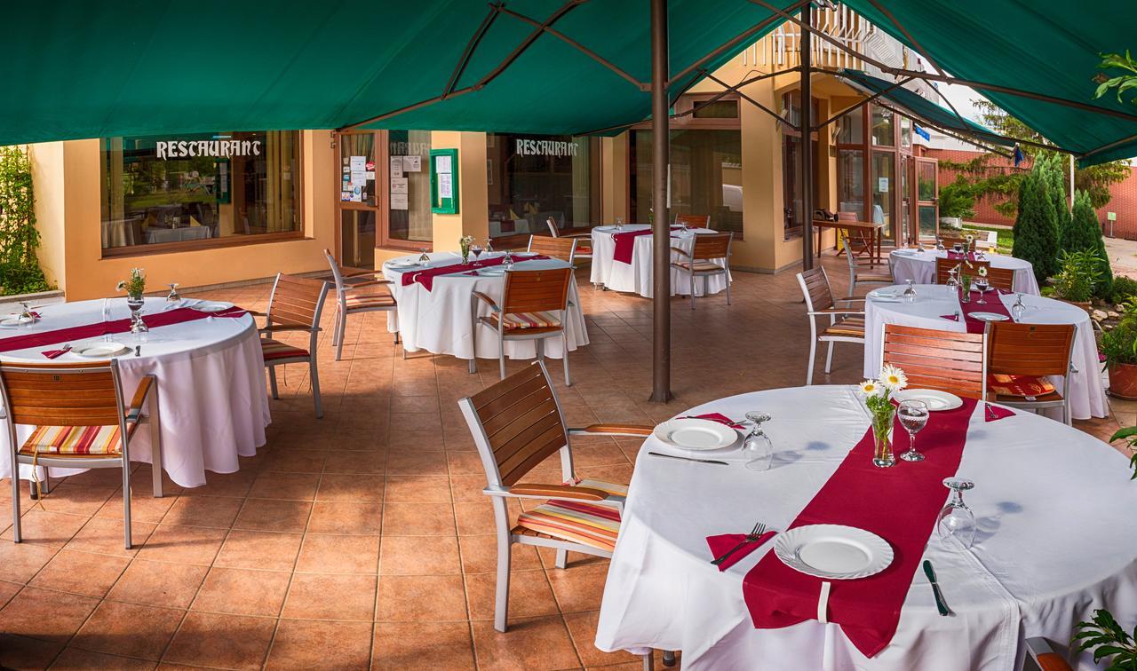 Csipke Hotel Kiskunhalas Ngoại thất bức ảnh
